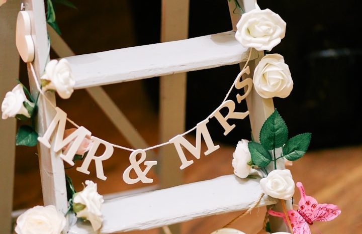 Hochzeitsfotografie Eine Leiter mit dem Schriftzug "MR & MRS"